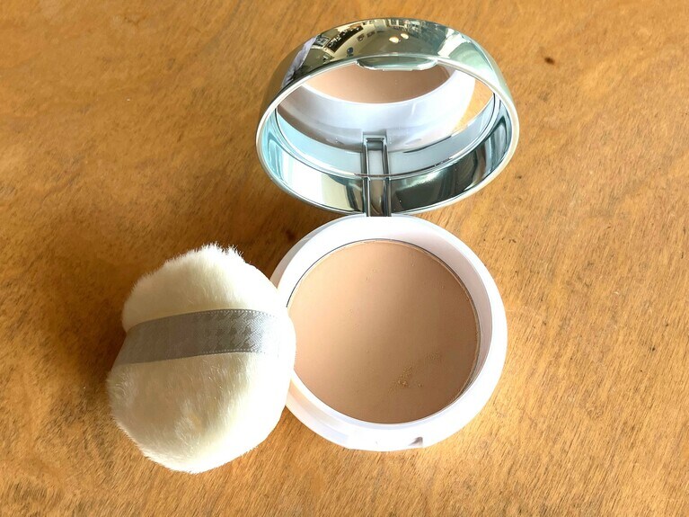 厚さ約20ミリで、肌あたりが柔らかく弾力もあり気持ちいいパフは、ファン多数。また、フタの裏の端まですべてミラーで、メイク直しもしやすい。