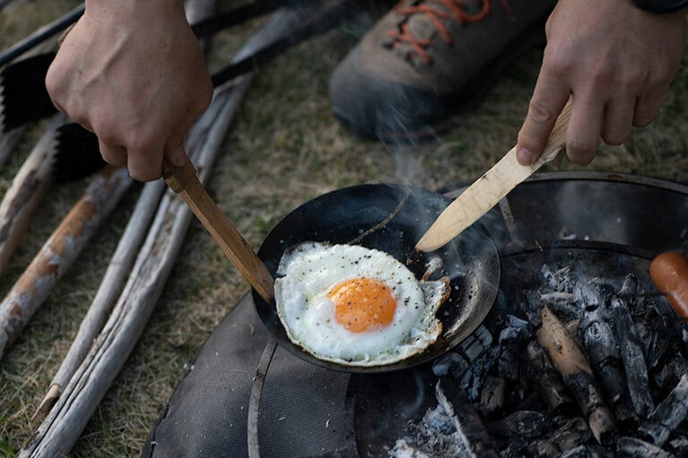 半熟になったら、鉄板を傷付けない木べらで目玉焼きをはがす。