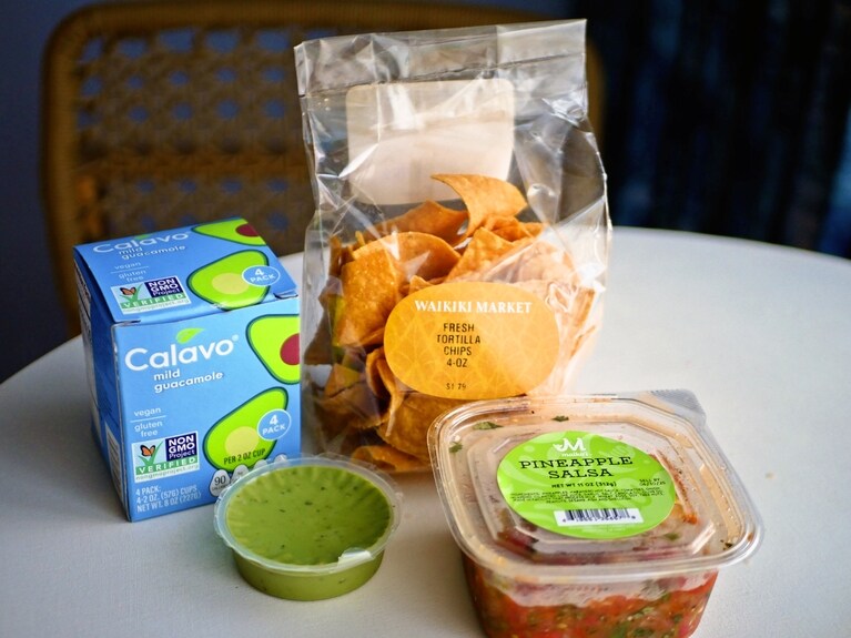 「Calavo」の小分けワカモレ、地元のサーファーが買っていて「おいしいの？」と訊いたら「最高だよ！」と笑顔で返され、つい買ってしまったのだった。買ってよかった。マーケットオリジナルのトルティーヤチップスも素朴でいい味！