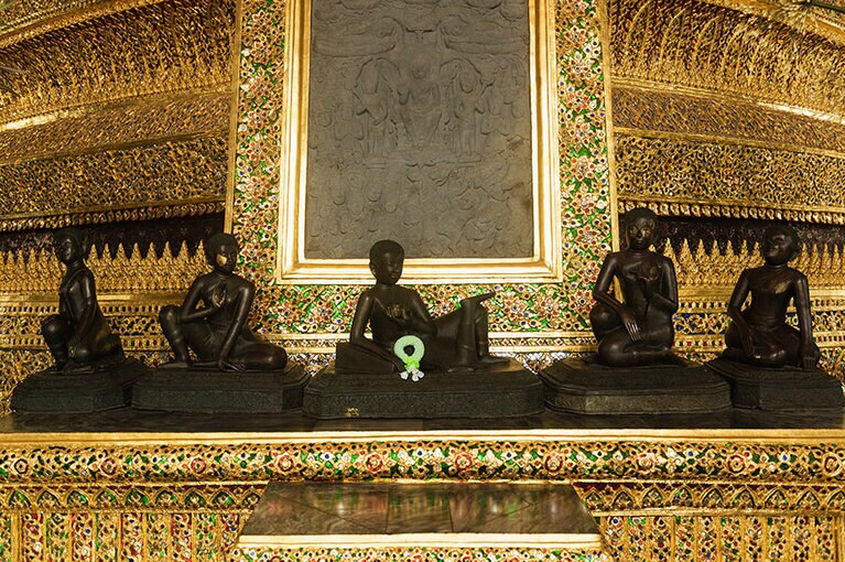 礼拝堂の仏像の裏側には、ユニークなポーズを取る5人の人物像が。