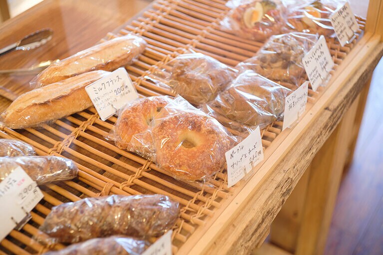 平日で約60種類、休日では約80種類ものパンを作っているのだそう。