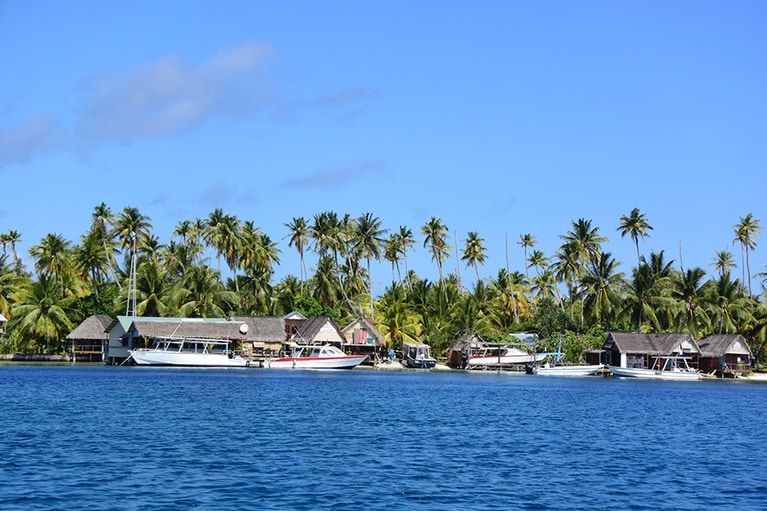 深い紺碧など、青にもいろいろある。こちらはテタマヌ・ヴィレッジ＆ソバージュ。