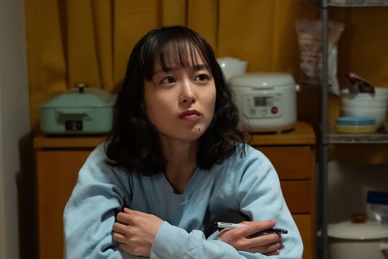 IMP.鈴木大河の“推し肌ケア”は朝晩のミルククレンジング。内側から溢れる美しさの秘訣は日々のメンテナンス。©「三人夫婦」製作委員会