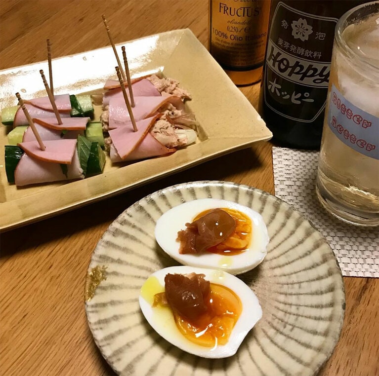 「メールも原稿もコンテもひと段落だけど、マトモなつまみを作る気力も体力も時間もない。……だが呑める！ 的なもの。常備してある8分ゆで卵にちぎった梅肉とオリーブオイル」