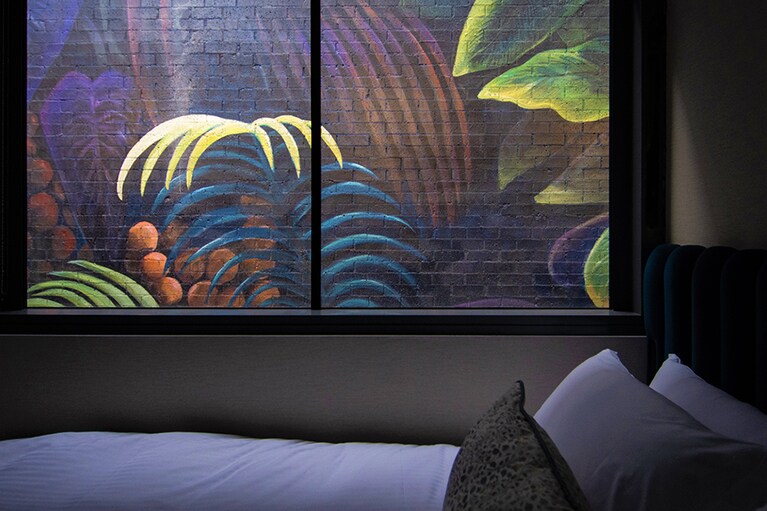 窓の外にウォールペイントを眺める〈THE EXHIBITIONIST〉1泊AUD264～。