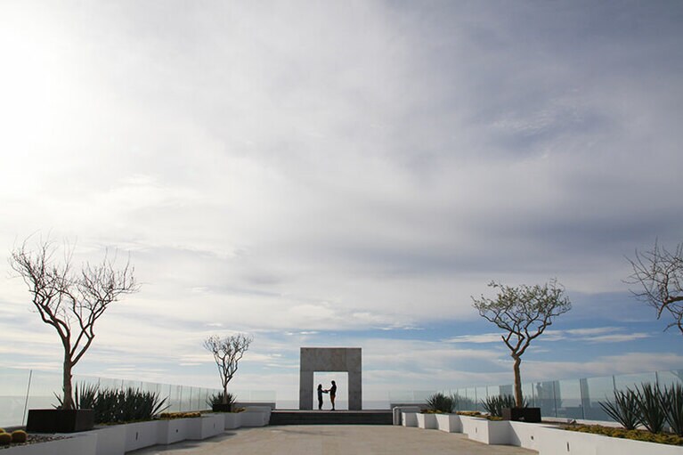 4泊以上宿泊するハネムーナーまたは結婚前のカップルは、宿泊予約のときに申し込めば2人だけのウエディングセレモニーを無料でおこなうことができる。