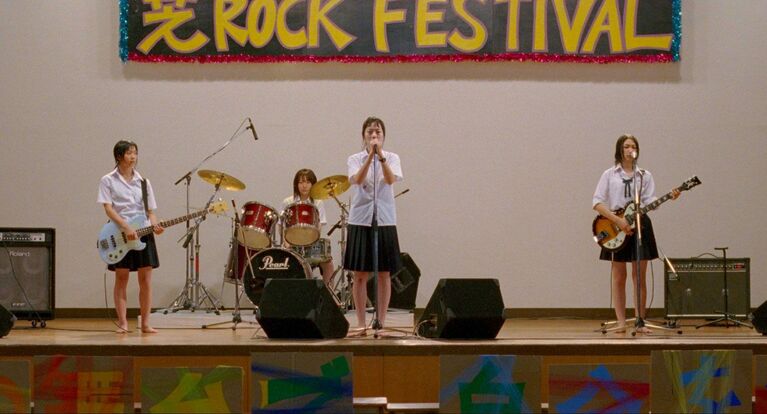 文化祭のステージで歌を熱唱したペ・ドゥナ（中央）　©「リンダ リンダ リンダ」パートナーズ