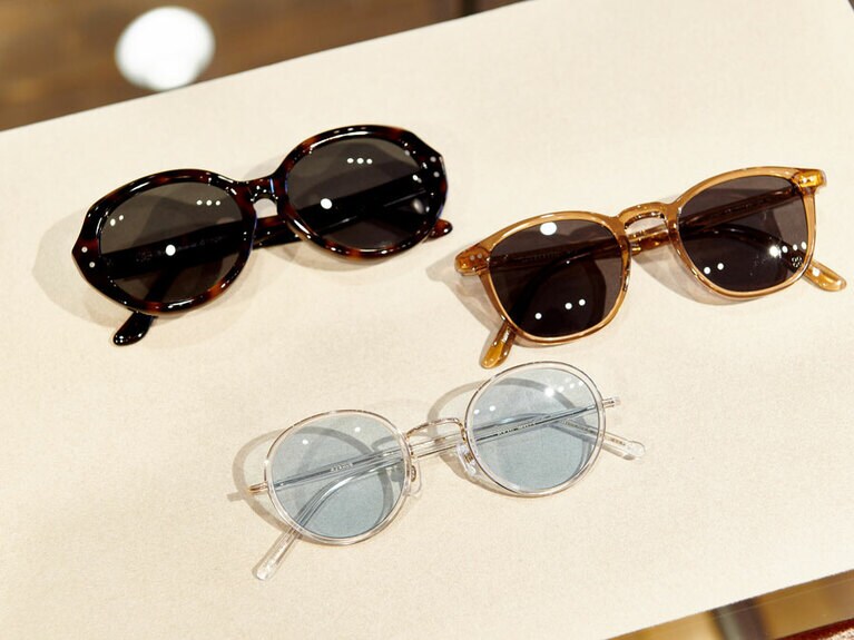 デザインだけでなく、レンズカラーの濃度でも掛けた時の印象は異なる。見た目と用途を考慮して選びたい。