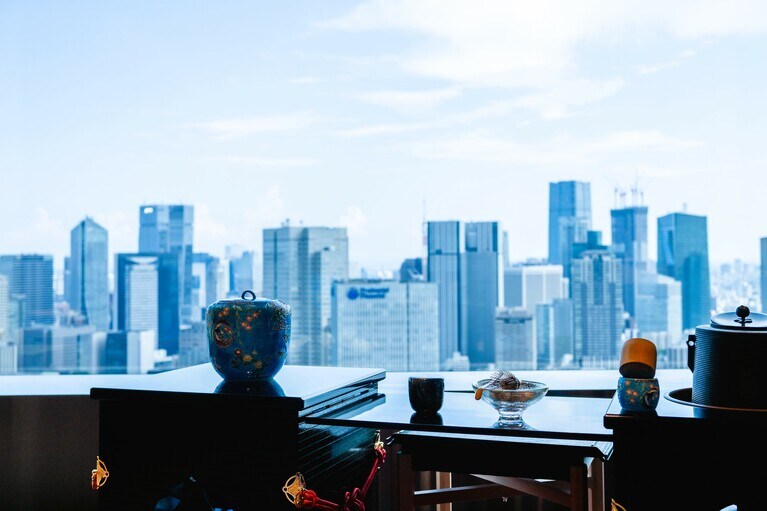 【日本文化を伝える絶景茶道体験】国内外からのゲストから大好評なのが、地上約180ｍの茶室「天空庵」で毎週土曜に開催される本格的な日本文化体験〈Tea Ceremony in the Sky〉。4,000円（宿泊ゲスト限定、要予約）。