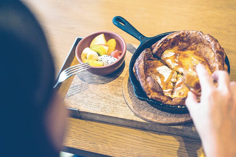 ［ESTINATE HOTEL］モーニングメニューのひとつ。〈ドームパンケーキプレート〉1,000円。