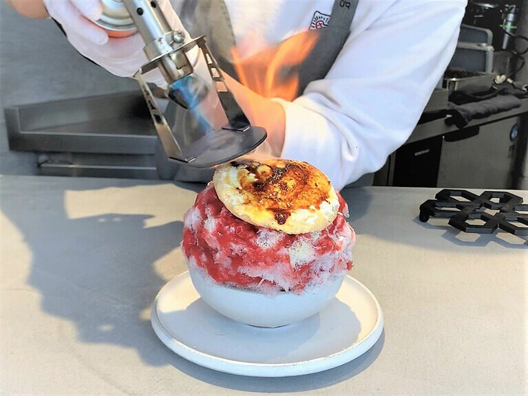 カウンターで仕上げる様子は圧巻。