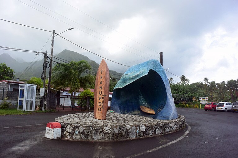 世界的に有名なサーフスポット、「チョープー」のモニュメント。ローカルに「テハウプウ」だと、発音を正される。