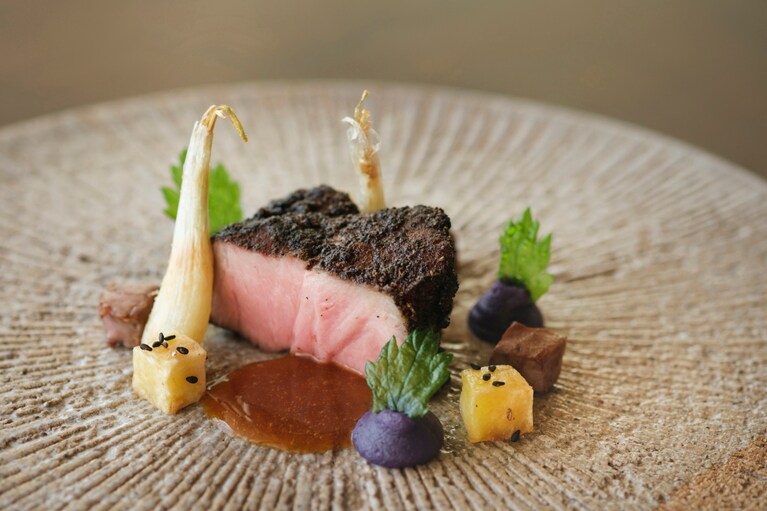 付け合わせの芋類や、島らっきょうも島らしさを演出。