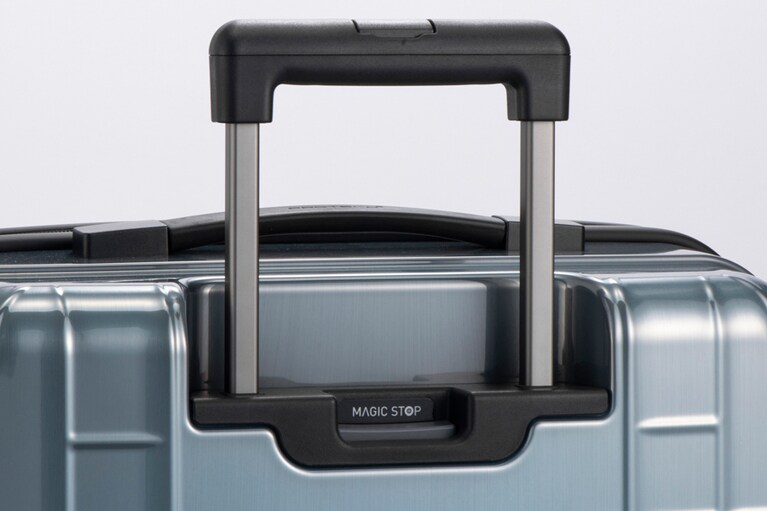 ハンドル部にあるスイッチを操作するだけで、車輪をしっかりロック。